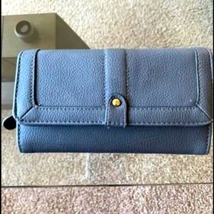 Tri-fold clutch